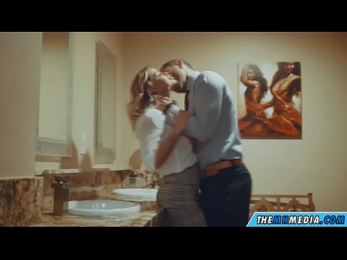 ❤️ Når en barmfagre blondine forfører dig på et offentligt toilet ☑ Porno at da.qizpornolar.ru ️